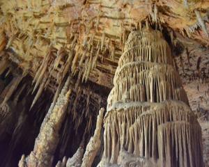 Stalattiti e stalagmiti in una grotta sotterranea suggestiva.