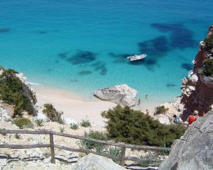 Spiaggia isolata con acque cristalline e scogliere.