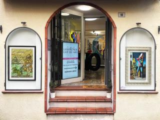 Galleria d'arte accogliente con opere colorate e atmosfera invitante.