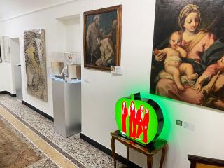 Galleria eclettica: arte classica e moderna, luci vibranti, atmosfera contemplativa.