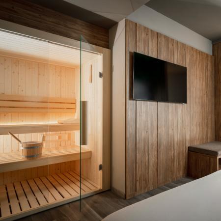 Wellness und Luxus, modernes Familienzimmer mit Sauna und Etagenschlafcouch