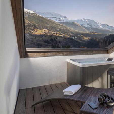 Entspannen und die Aussicht genießen, beheizter Whirlpool im Freien für 2 Personen auf der Terrasse im obersten Stockwerk des Hotels