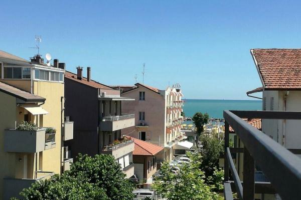 Vista sul mare con edifici e cielo limpido.