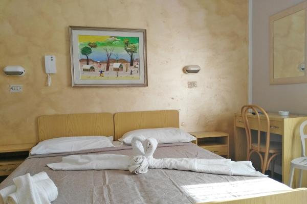 Camera accogliente con letto matrimoniale e decorazioni eleganti.