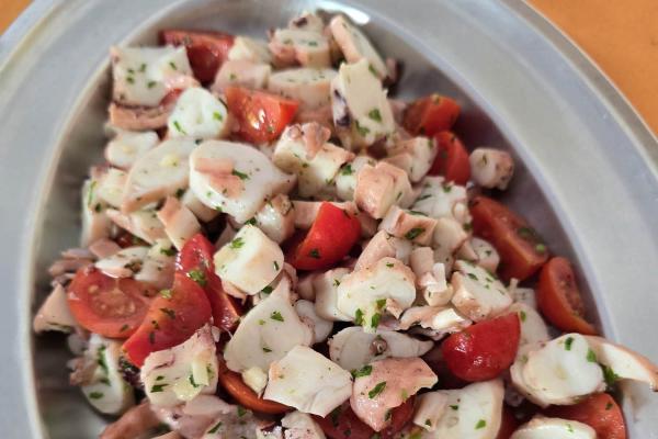 Insalata di polpo con pomodorini e prezzemolo.