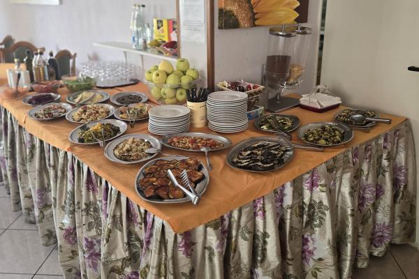 Buffet con piatti vari e mele verdi.