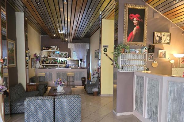 Accogliente bar vintage con arredi eleganti e atmosfera calda e invitante.