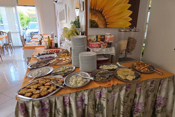 Buffet colorato con piatti invitanti e atmosfera accogliente.