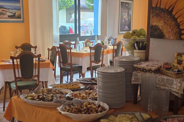 Buffet colorato e invitante, con piatti assortiti in una sala accogliente.