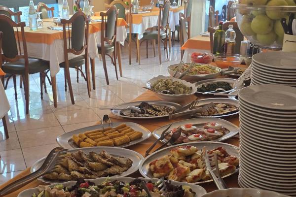 Buffet colorato con piatti vari e atmosfera accogliente in un ristorante.