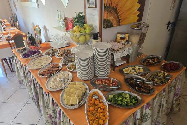 Buffet colorato e invitante con piatti freschi e variopinti.