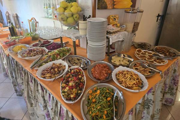 Buffet colorato con piatti freschi, frutta e verdure invitanti.