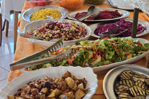 Buffet colorato di insalate e verdure grigliate, fresco e invitante.