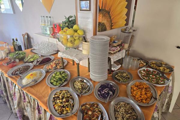 Buffet colorato con piatti freschi e invitanti, un'esplosione di sapori.