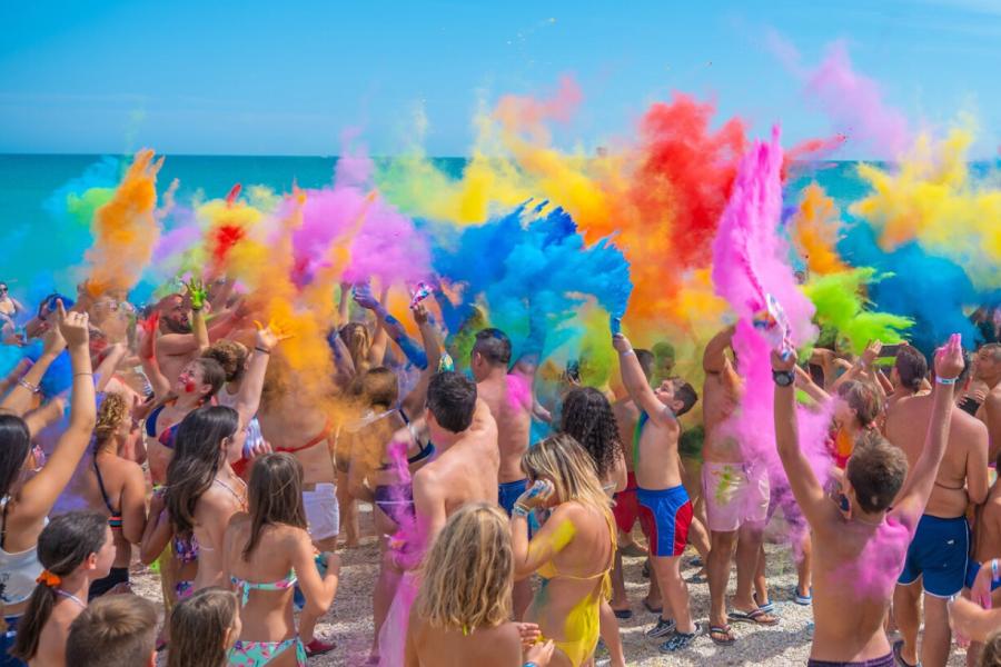 Strandparty mit lebhaften Farbexplosionen und ansteckender Freude.