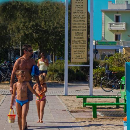 Famiglia cammina verso l'hotel Nuovo Belvedere, vicino alla spiaggia.