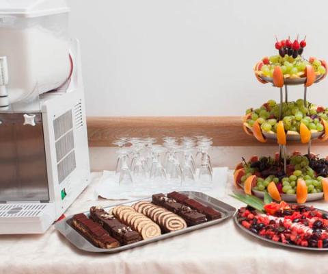 Buffet con dolci e frutta fresca su tavolo.