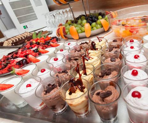 Dessert assortiti con frutta fresca e mousse al cioccolato.