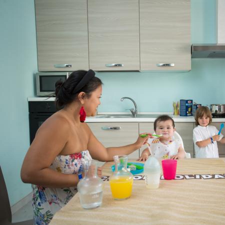 Famiglia felice in cucina: risate, amore e momenti dolci.