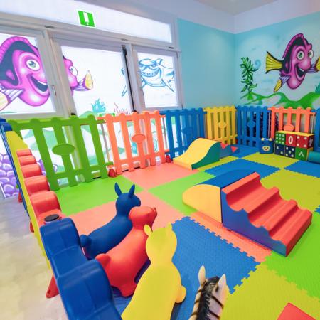 Colorato spazio giochi per bambini, pieno di gioia e fantasia.