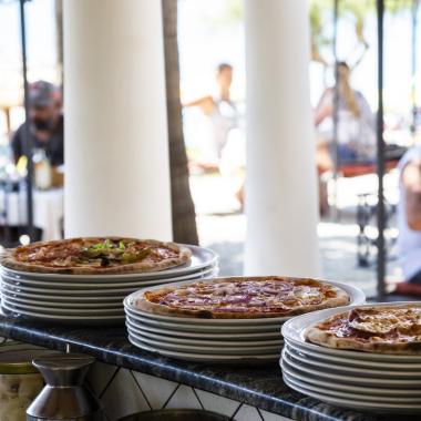 Pizze su piatti impilati in un ristorante all'aperto.