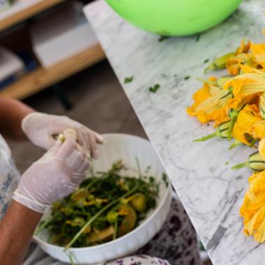 Preparazione di fiori di zucca freschi su un tavolo.