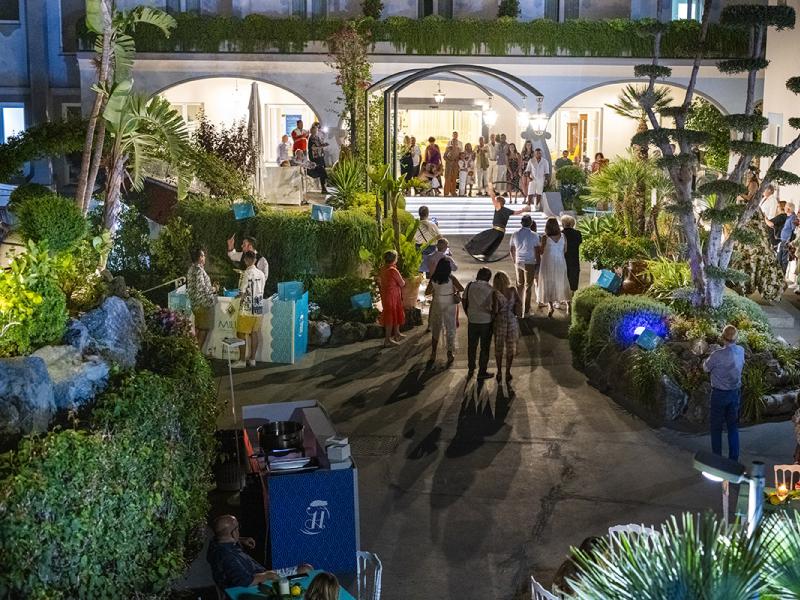 Festa serale in giardino con ospiti e musica.
