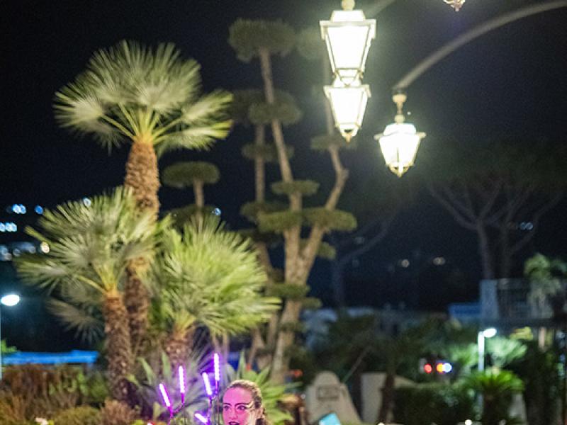 Artista di strada con luci LED, esibizione notturna.