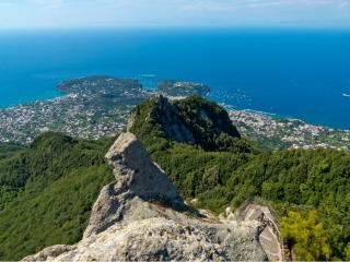 Vista panoramica sull'isola e sul mare blu.