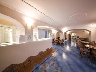 Elegante hall con arredi floreali e pavimento blu rilassante.