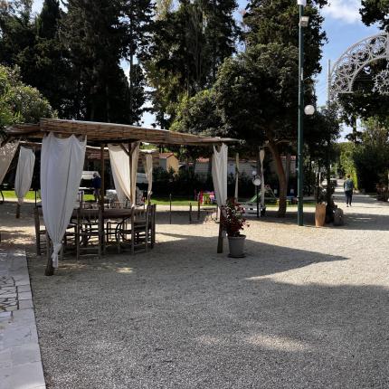 Giardino tranquillo con gazebo e archi decorativi, atmosfera rilassante e accogliente.