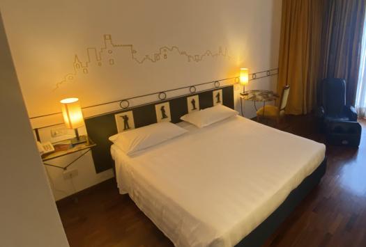 Gemütliches Jazz-Zimmer mit Doppelbett und Entspannungssessel.