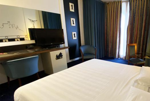Elegantes Hotelzimmer mit modernen Möbeln und gemütlicher Atmosphäre.