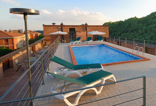 Dachpool bei Sonnenuntergang, Entspannung und umliegende Natur.