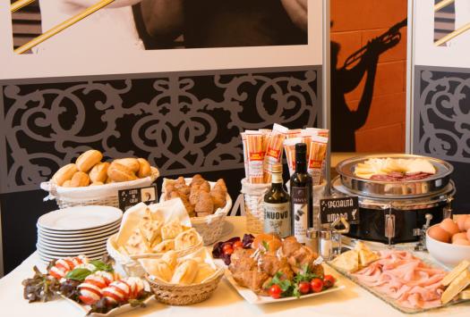 Reiches Buffet mit Brot, Käse und Wurst, warme und einladende Atmosphäre.