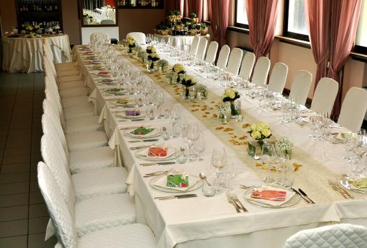 Eleganter Tisch, weiße Blumen, raffinierte und einladende Atmosphäre.