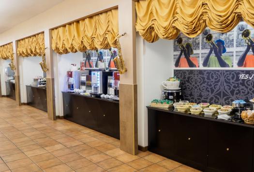 Elegantes Buffet mit Gebäck, Kaffee und lebhaften Musikinstrumenten-Dekorationen.