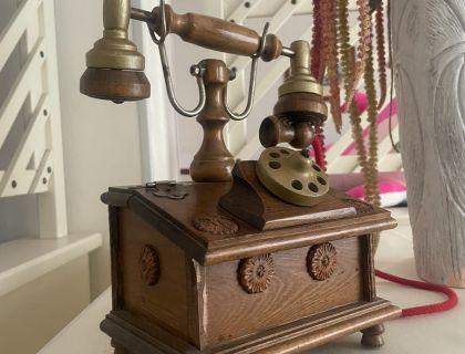 Telefono vintage in legno, evoca nostalgia e fascino antico.