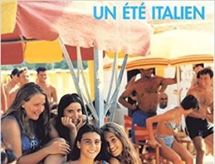 Giovani sorridenti in spiaggia italiana, estate vibrante e gioiosa.