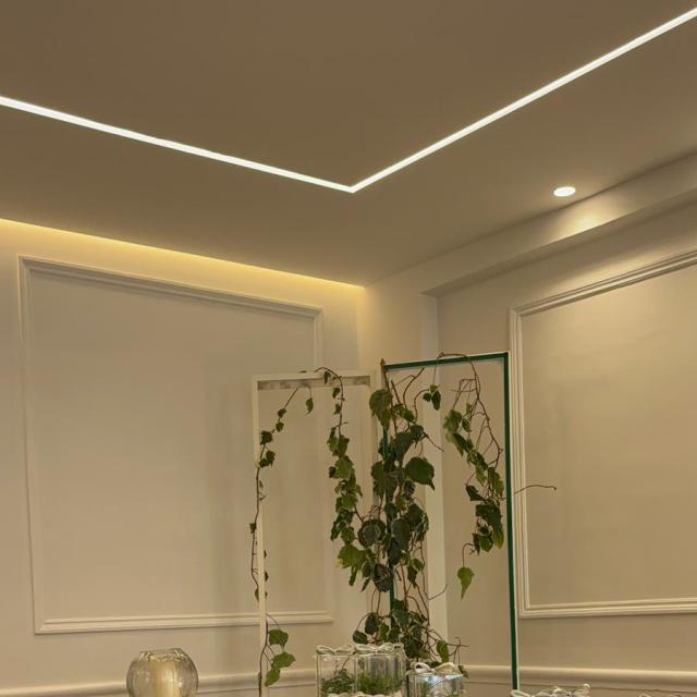 Tavola elegante con piante in vasi gialli e decorazioni naturali.