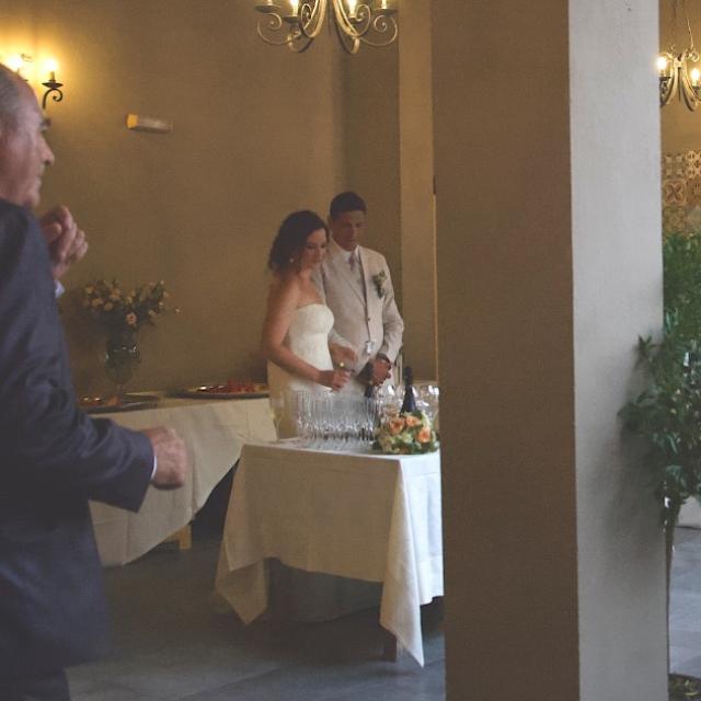 Matrimonio gioioso con sposi sorridenti, ospiti e fotografo in azione.