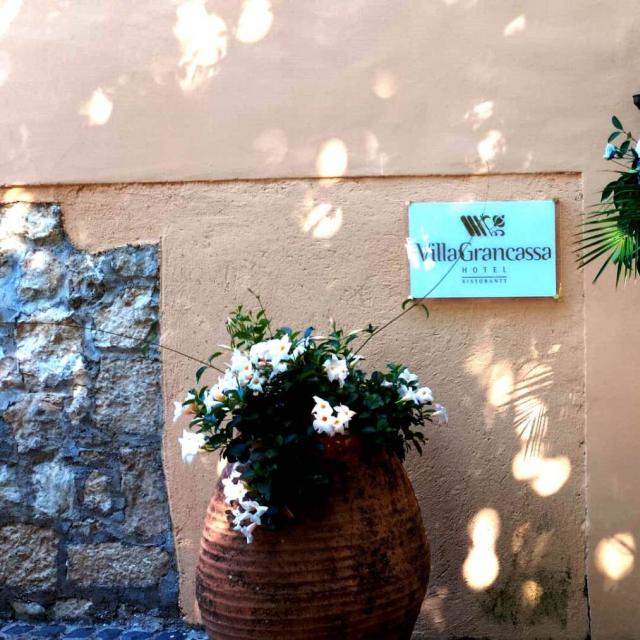 Ingresso elegante con fiori, atmosfera accogliente e raffinata.