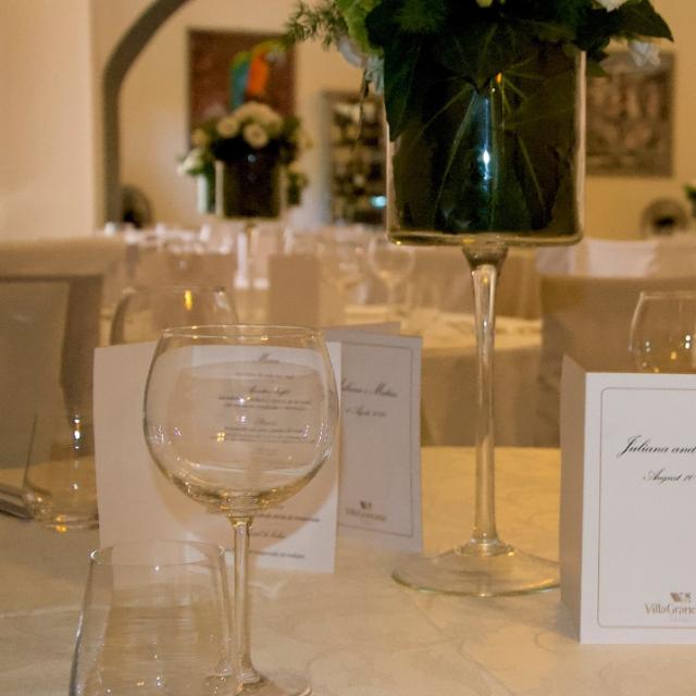 Elegante tavola imbandita per un matrimonio, calici e fiori creano un'atmosfera raffinata.