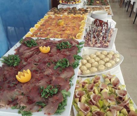 Buffet elegante con salumi, formaggi e antipasti vari.