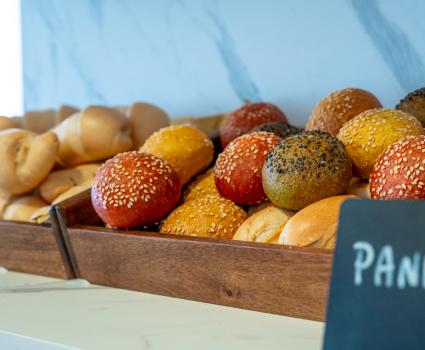 Panini colorati e fragranti con semi, pronti per essere gustati.