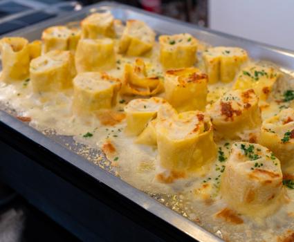 Deliziosi rotoli di pasta al forno, dorati e cremosi, con prezzemolo fresco.