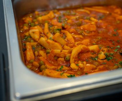 Delizioso stufato di mare in salsa rossa, profumato con piselli e prezzemolo.