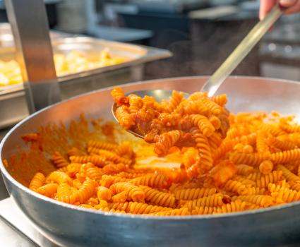 Fusilli fumanti al sugo rosso, caldi e invitanti in padella.
