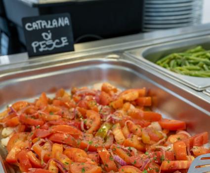 Insalata di pesce colorata con pomodori freschi e cipolle, profumata e invitante.