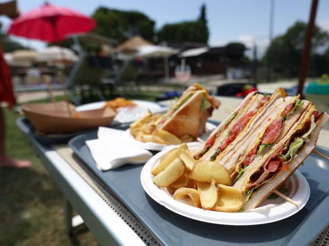 Club sandwich e patatine fritte all'aperto.